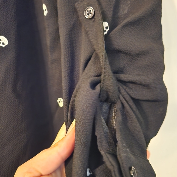 Skull Pattern Women's Shirt, Black Button Down Shirt, Sz Large, Goth Olive & Oak - Picture 2 of 8